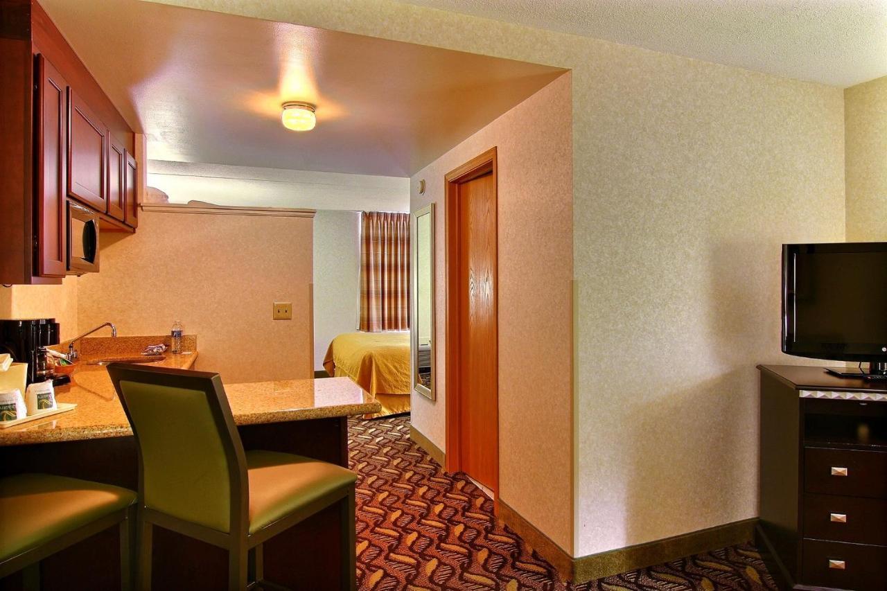 Quality Inn & Suites Mansfield Bagian luar foto