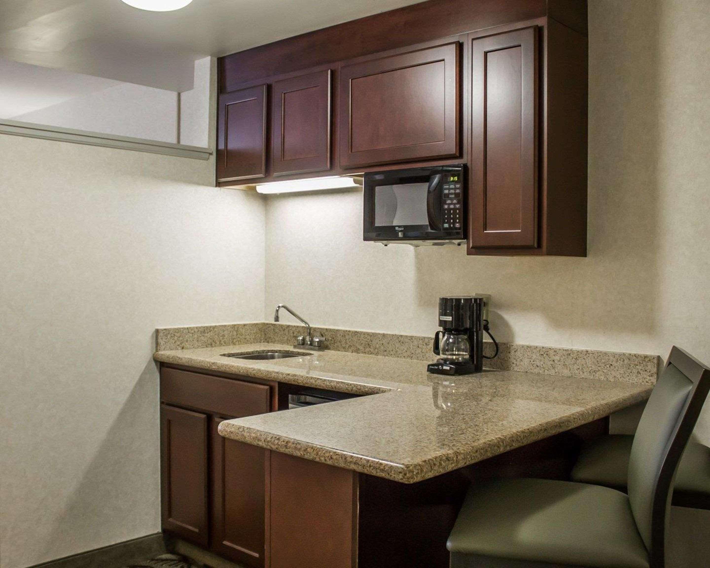 Quality Inn & Suites Mansfield Bagian luar foto