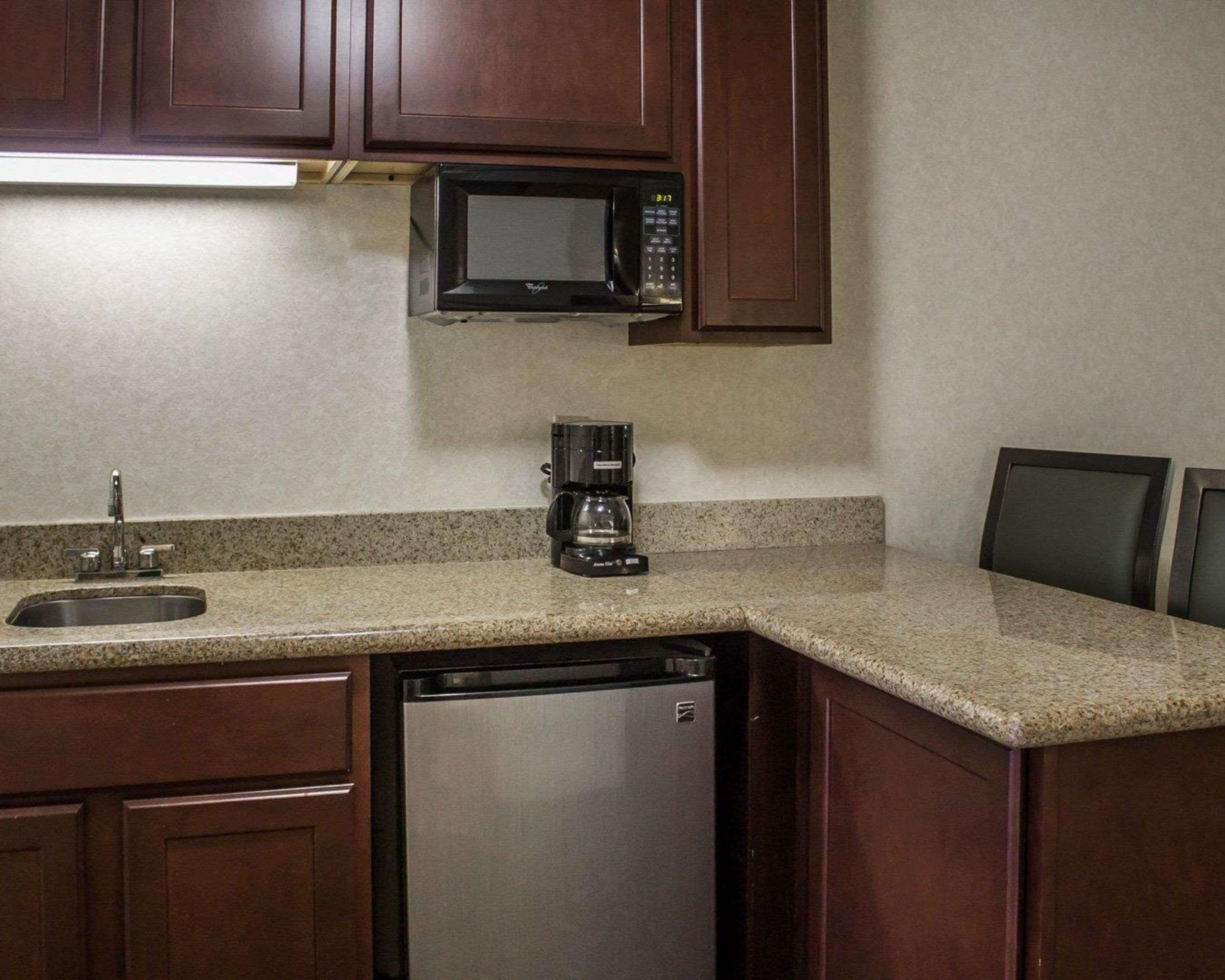 Quality Inn & Suites Mansfield Bagian luar foto
