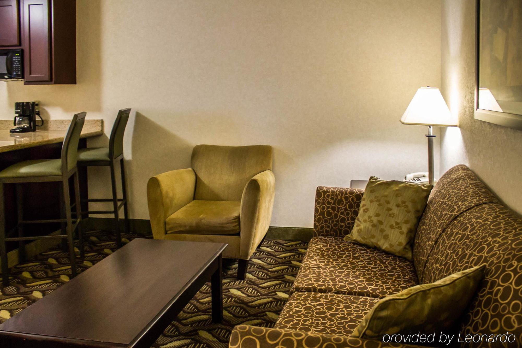 Quality Inn & Suites Mansfield Bagian luar foto